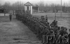 22.03.1942, Jangi-Jul, Uzbekistan, ZSRR.
Pożegnanie Ochotniczek Pomocniczej Służby Kobiet wyjeżdżających z ZSRR, ochotniczki zgromadzone w szeregach na dziedzińcu sztabu Armii Polskiej.
Fot. inż. Ostrowski, Instytut Polski im. Gen. Sikorskiego w Londynie [album negatywowy A-I ROSJA] - płachta 21
