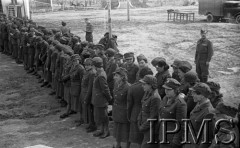 22.03.1942, Jangi-Jul, Uzbekistan, ZSRR.
Pożegnanie Ochotniczek Pomocniczej Służby Kobiet wyjeżdżających z ZSRR, ochotniczki zgromadzone w szeregach na dziedzińcu sztabu Armii Polskiej.
Fot. inż. Ostrowski, Instytut Polski im. Gen. Sikorskiego w Londynie [album negatywowy A-I ROSJA] - płachta 21