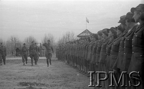 22.03.1942, Jangi-Jul, Uzbekistan, ZSRR.
Gen. Władysław Anders w czasie przeglądu oddziałów Pomocniczej Służby Kobiet, obok idzie gen. Zygmunt Szyszko-Bohusz.
Fot. inż. Ostrowski, Instytut Polski im. Gen. Sikorskiego w Londynie [album negatywowy A-I ROSJA] - płachta 21