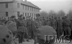 22.03.1942, Jangi-Jul, Uzbekistan, ZSRR.
Gen. Władysław Anders przemawia do ochotniczek Pomocniczej Służby Kobiet - wyjeżdżających z ZSRR, z lewej stoi gen. Zygmunt Szyszko-Bohusz.
Fot. inż. Ostrowski, Instytut Polski im. Gen. Sikorskiego w Londynie [album negatywowy A-I ROSJA] - płachta 21
