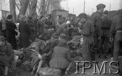 Marzec 1942, Jangi-Jul, Uzbkistan, ZSRR.
Grupa ochotniczek Pomocniczej Służby Kobiet oczekuje na wyjazd na stacji kolejowej.
Fot. inż. Ostrowski, Instytut Polski im. Gen. Sikorskiego w Londynie [album negatywowy A-I ROSJA] - płachta 21