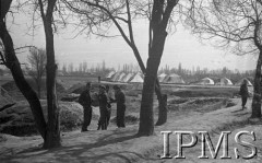 Marzec 1942, Jangi-Jul, Uzbekistan, ZSRR.
Szwadron Przyboczny gen. Władysława Andersa - grupa żołnierzy pod drzewami.
Fot. inż. Ostrowski, Instytut Polski im. Gen. Sikorskiego w Londynie [album negatywowy A-I ROSJA] - płachta 21