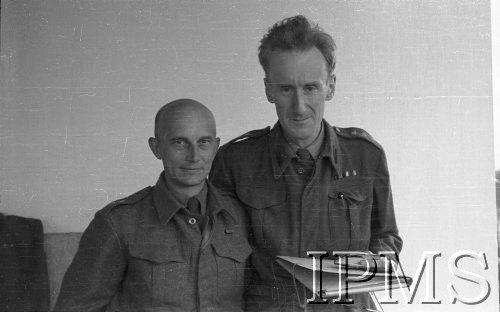 Koniec marca 1942, Jangi-Jul, Uzbekistan, ZSRR.
Rtm. Józef Czapski, szef Oddziału Propagandy i Kultury i por. Wiktor Ostrowski.
Fot. Stanisław Lipiński, Instytut Polski im. Gen. Sikorskiego w Londynie [album negatywowy A-I ROSJA] - płachta 22
