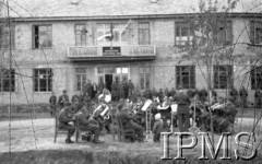 Marzec 1942, Jangi-Jul, Uzbekistan, ZSRR.
Gmach Sztabu Armii Polskiej - przed nim orkiestra, na balkonie powiewa polska flaga.
Fot. Stanisław Lipiński, Instytut Polski im. Gen. Sikorskiego w Londynie [album negatywowy A-I ROSJA] - płachta 22