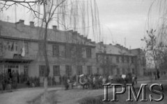 Marzec 1942, Jangi-Jul, Uzbekistan, ZSRR.
Gmach Sztabu Armii Polskiej - przed nim orkiestra, na balkonie flaga polska.
Fot. Stanisław Lipiński, Instytut Polski im. Gen. Sikorskiego w Londynie [album negatywowy A-I ROSJA] - płachta 22
