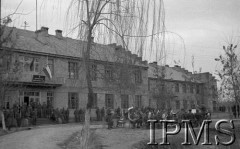 Marzec 1942, Jangi-Jul, Uzbekistan, ZSRR.
Gmach Sztabu Armii Polskiej - przed nim orkiestra, na balkonie flaga polska.
Fot. Stanisław Lipiński, Instytut Polski im. Gen. Sikorskiego w Londynie [album negatywowy A-I ROSJA] - płachta 22

