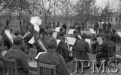 Marzec 1942, Jangi-Jul, Uzbekistan, ZSRR.
Orkiestra w czasie koncertu.
Fot. Stanisław Lipiński, Instytut Polski im. Gen. Sikorskiego w Londynie [album negatywowy A-I ROSJA] - płachta 22