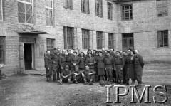 Marzec 1942, Jangi-Jul, Uzbekistan, ZSRR.
Grupa pracowników oddziału Propagandy przed gmachem Sztabu Armii Polskiej, od strony placu ćwiczebnego.
Fot. Stanisław Lipiński, Instytut Polski im. Gen. Sikorskiego w Londynie [album negatywowy A-I ROSJA] - płachta 22