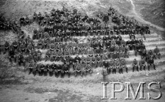 Marzec 1942, Jangi-Jul, Uzbekistan, ZSRR.
Amfiteatr na zboczu wzgórza obok obozowiska Szwadronu Przybocznego gen. Andersa, gdzie odbywały się imprezy okolicznościowe. Żołnierze siedzą na ławkach wyrzeźbionych w glinie.
Fot. Stanisław Lipiński, Instytut Polski im. Gen. Sikorskiego w Londynie [album negatywowy A-I ROSJA] - płachta 22