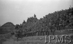 Marzec 1942, Jangi-Jul, Uzbekistan, ZSRR.
Amfiteatr na zboczu wzgórza obok obozowiska Szwadronu Przybocznego gen. Andersa, gdzie odbywały się imprezy okolicznościowe. Żołnierze siedzą na ławkach wyrzeźbionych w glinie.
Fot. Stanisław Lipiński, Instytut Polski im. Gen. Sikorskiego w Londynie [album negatywowy A-I ROSJA] - płachta 22