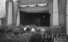 Marzec 1942, Jangi-Jul, Uzbekistan, ZSRR.
Żołnierze oglądający przedstawienie teatralne.
Fot. Stanisław Lipiński, Instytut Polski im. Gen. Sikorskiego w Londynie [album negatywowy A-I ROSJA] - płachta 23