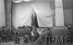 Marzec 1942, Jangi-Jul, Uzbekistan, ZSRR.
Przedstawienie teatralne, scena, na pierwszym planie orkiestra.
Fot. Stanisław Lipiński, Instytut Polski im. Gen. Sikorskiego w Londynie [album negatywowy A-I ROSJA] - płachta 23