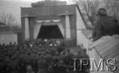 Marzec 1942, Jangi-Jul, Uzbekistan, ZSRR.
Żołnierze oglądający przedstawienie teatralne.
Fot. Stanisław Lipiński, Instytut Polski im. Gen. Sikorskiego w Londynie [album negatywowy A-I ROSJA] - płachta 23