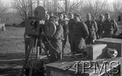 Marzec 1942, Jangi-Jul, Uzbekistan, ZSRR.
Kinomechanik Stumer przy projektorze filmowym oraz grupa żołnierzy.
Fot. Stanisław Lipiński, Instytut Polski im. Gen. Sikorskiego w Londynie [album negatywowy A-I ROSJA] - płachta 23