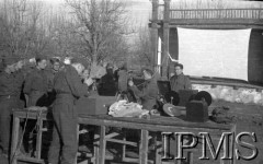 Marzec 1942, Jangi-Jul, Uzbekistan, ZSRR.
Kinomechanik Stumer przy projektorze filmowym oraz grupa żołnierzy.
Fot. Stanisław Lipiński, Instytut Polski im. Gen. Sikorskiego w Londynie [album negatywowy A-I ROSJA] - płachta 23