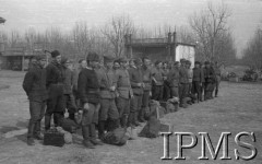 Marzec 1942, Jangi-Jul, Uzbekistan, ZSRR.
Polacy zwolnieni z łagrów i wstępujący do Armii Andersa. 
Fot. Stanisław Lipiński, Instytut Polski im. Gen. Sikorskiego w Londynie [album negatywowy A-I ROSJA] - płachta 23
