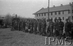 Marzec 1942, Jangi-Jul, Uzbekistan, ZSRR.
Polacy zwolnieni z łagrów i wstępujący do Armii Andersa. 
Fot. Stanisław Lipiński, Instytut Polski im. Gen. Sikorskiego w Londynie [album negatywowy A-I ROSJA] - płachta 23
