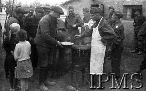 Kwiecień 1942, Jangi-Jul, Uzbekistan, ZSRR.
Kucharze wydają posiłek ludności cywilnej żywionej z porcji żołnierskich.
Fot. inż. Ostrowski, Instytut Polski im. Gen. Sikorskiego w Londynie [album negatywowy A-I ROSJA] - płachta 24