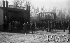 Kwiecień 1942, Jangi-Jul, Uzbekistan, ZSRR.
Nabożeństwo wyznawców Mojżesza z okazji Paschy - bierze w nim udział gen. Zygmunt Szyszko-Bohusz i delegacje korpusu oficerów i podoficerów oraz żołnierze wyznania mojżeszowego.
Fot. inż. Ostrowski, Instytut Polski im. Gen. Sikorskiego w Londynie [album negatywowy A-I ROSJA] - płachta 24