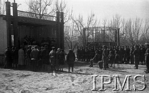 Kwiecień 1942, Jangi-Jul, Uzbekistan, ZSRR.
Nabożeństwo wyznawców Mojżesza z okazji Paschy - bierze w nim udział gen. Zygmunt Szyszko-Bohusz i delegacje korpusu oficerów i podoficerów oraz żołnierze wyznania mojżeszowego.
Fot. inż. Ostrowski, Instytut Polski im. Gen. Sikorskiego w Londynie [album negatywowy A-I ROSJA] - płachta 24
