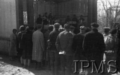 Kwiecień 1942, Jangi-Jul, Uzbekistan, ZSRR.
Nabożeństwo wyznawców Mojżesza z okazji Paschy - bierze w nim udział gen. Zygmunt Szyszko-Bohusz i delegacje korpusu oficerów i podoficerów oraz żołnierze wyznania mojżeszowego.
Fot. inż. Ostrowski, Instytut Polski im. Gen. Sikorskiego w Londynie [album negatywowy A-I ROSJA] - płachta 24
