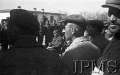 Kwiecień 1942, Jangi-Jul, Uzbekistan, ZSRR.
Nabożeństwo wyznawców Mojżesza z okazji Paschy - bierze w nim udział gen. Zygmunt Szyszko-Bohusz i delegacje korpusu oficerów i podoficerów oraz żołnierze wyznania mojżeszowego.
Fot. inż. Ostrowski, Instytut Polski im. Gen. Sikorskiego w Londynie [album negatywowy A-I ROSJA] - płachta 24
