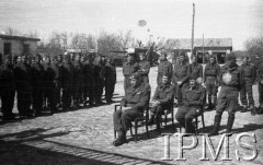 Kwiecień 1942, Jangi-Jul, Uzbekistan, ZSRR.
Nabożeństwo wyznawców Mojżesza z okazji Paschy - bierze w nim udział gen. Zygmunt Szyszko-Bohusz i delegacje korpusu oficerów i podoficerów oraz żołnierze wyznania mojżeszowego.
Fot. inż. Ostrowski, Instytut Polski im. Gen. Sikorskiego w Londynie [album negatywowy A-I ROSJA] - płachta 24