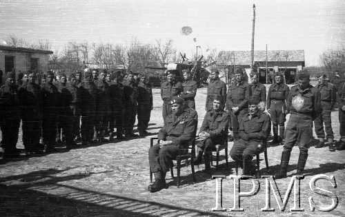 Kwiecień 1942, Jangi-Jul, Uzbekistan, ZSRR.
Nabożeństwo wyznawców Mojżesza z okazji Paschy - bierze w nim udział gen. Zygmunt Szyszko-Bohusz i delegacje korpusu oficerów i podoficerów oraz żołnierze wyznania mojżeszowego.
Fot. inż. Ostrowski, Instytut Polski im. Gen. Sikorskiego w Londynie [album negatywowy A-I ROSJA] - płachta 24