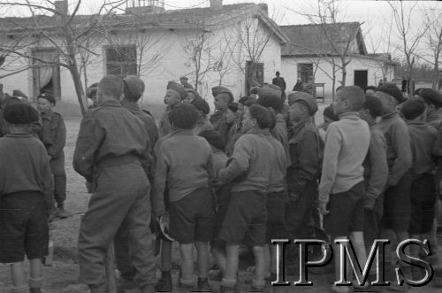 Kwiecień 1942, Jangi-Jul, Uzbekistan, ZSRR.
Grupa chłopców podczas zbiórki.
Fot. Stanisław Lipiński, Instytut Polski im. Gen. Sikorskiego w Londynie [album negatywowy A-I ROSJA] - płachta 25a