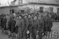 Kwiecień 1942, Jangi-Jul, Uzbekistan, ZSRR.
Chłopcy oczekujący na posiłek.
Fot. Stanisław Lipiński, Instytut Polski im. Gen. Sikorskiego w Londynie [album negatywowy A-I ROSJA] - płachta 25a