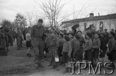 Kwiecień 1942, Jangi-Jul, Uzbekistan, ZSRR.
Józef Czapski z grupą chłopców oczekujących na posiłek.
Fot. Stanisław Lipiński, Instytut Polski im. Gen. Sikorskiego w Londynie [album negatywowy A-I ROSJA] - płachta 25a
