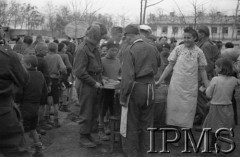 Kwiecień 1942, Jangi-Jul, Uzbekistan, ZSRR.
Kucharze wydający dzieciom obiad.
Fot. Stanisław Lipiński, Instytut Polski im. Gen. Sikorskiego w Londynie [album negatywowy A-I ROSJA] - płachta 25a