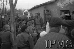 Kwiecień 1942, Jangi-Jul, Uzbekistan, ZSRR.
Kucharze wydający dzieciom obiad.
Fot. Stanisław Lipiński, Instytut Polski im. Gen. Sikorskiego w Londynie [album negatywowy A-I ROSJA] - płachta 25a
