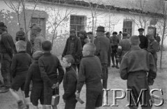 Kwiecień 1942, Jangi-Jul, Uzbekistan, ZSRR.
Dzieci stojące w kolejce do kuchni.
Fot. Stanisław Lipiński, Instytut Polski im. Gen. Sikorskiego w Londynie [album negatywowy A-I ROSJA] - płachta 25a