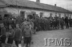 Kwiecień 1942, Jangi-Jul, Uzbekistan, ZSRR.
Dzieci stojące w kolejce do kuchni.
Fot. Stanisław Lipiński, Instytut Polski im. Gen. Sikorskiego w Londynie [album negatywowy A-I ROSJA] - płachta 25a