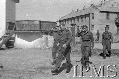 Kwiecień 1942, Jangi-Jul, Uzbekistan, ZSRR.
Gen. Zygmunt Szyszko-Bohusz przechodzi z kilkoma oficerami przez plac ćwiczebny koło sztabu.
Fot. Stanisław Lipiński, Instytut Polski im. Gen. Sikorskiego w Londynie [album negatywowy A-I ROSJA] - płachta 25a