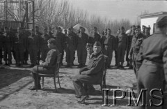 Kwiecień 1942, Jangi-Jul, Uzbekistan, ZSRR.
Gen. Zygmunt Szyszko-Bohusz siedzi na krześle w czasie nabożeństwa żydowskiego.
Fot. Stanisław Lipiński, Instytut Polski im. Gen. Sikorskiego w Londynie [album negatywowy A-I ROSJA] - płachta 25a
