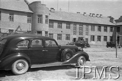 Kwiecień 1942, Jangi-Jul, Uzbekistan, ZSRR.
Samochody stojące przed budynkiem Sztabu.
Fot. Stanisław Lipiński, Instytut Polski im. Gen. Sikorskiego w Londynie [album negatywowy A-I ROSJA] - płachta 25a
