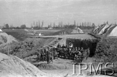 Kwiecień 1942, Jangi-Jul, Uzbekistan, ZSRR.
Orkiestra w czasie próby.
Fot. Stanisław Lipiński, Instytut Polski im. Gen. Sikorskiego w Londynie [album negatywowy A-I ROSJA] - płachta 25a
