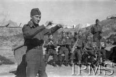 Kwiecień 1942, Jangi-Jul, Uzbekistan, ZSRR.
W czasie koncertu orkiestry - dyryguje kapelmistrz Philipp.
Fot. Stanisław Lipiński, Instytut Polski im. Gen. Sikorskiego w Londynie [album negatywowy A-I ROSJA] - płachta 25a
