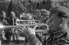 Kwiecień 1942, Jangi-Jul, Uzbekistan, ZSRR.
Członkowie orkiestry grający na trąbkach.
Fot. Stanisław Lipiński, Instytut Polski im. Gen. Sikorskiego w Londynie [album negatywowy A-I ROSJA] - płachta 25a
