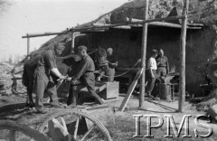 Kwiecień 1942, Jangi-Jul, Uzbekistan, ZSRR.
Żołnierze pracujący w kuźni.
Fot. Stanisław Lipiński, Instytut Polski im. Gen. Sikorskiego w Londynie [album negatywowy A-I ROSJA] - płachta 25a
