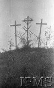 05.04.1942, Jangi-Jul, Uzbekistan, ZSRR.
Trzy krzyże na wzgórzu, na środkowym insygnia Męki Pańskiej.
Fot. inż. Ostrowski, Instytut Polski im. Gen. Sikorskiego w Londynie [album negatywowy A-I ROSJA] - płachta 27
