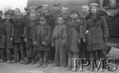 Maj 1942, Wrewskoje, Uzbekistan, ZSRR.
Dzieci, które dotarły do formującej się Armii Andersa, grupa chłopców w łachmanach.
Fot. inż. Ostrowski, Instytut Polski im. Gen. Sikorskiego w Londynie [album negatywowy A-I ROSJA] - płachta 27