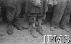 Maj 1942, Wrewskoje, Uzbekistan, ZSRR.
Dzieci w zniszczonych butach, które dotarły do formującej się Armii Andersa.
Fot. inż. Ostrowski, Instytut Polski im. Gen. Sikorskiego w Londynie [album negatywowy A-I ROSJA] - płachta 27
