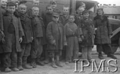 Maj 1942, Wrewskoje, Uzbekistan, ZSRR.
Dzieci w łachmanach i zniszczonych butach, które dotarły do formującej się Armii Andersa.
Fot. inż. Ostrowski, Instytut Polski im. Gen. Sikorskiego w Londynie [album negatywowy A-I ROSJA] - płachta 27
