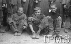 Maj 1942, Wrewskoje, Uzbekistan, ZSRR.
Dzieci, które dotarły do formującej się Armii Andersa, grupa chłopców w łachmanach i zniszczonych butach.
Fot. inż. Ostrowski, Instytut Polski im. Gen. Sikorskiego w Londynie [album negatywowy A-I ROSJA] - płachta 27
