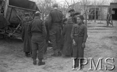 Maj 1942, Wrewskoje, Uzbekistan, ZSRR.
Dzieci, które dotarły do formującej się Armii Andersa, grupa chłopców w łachmanach i żołnierze.
Fot. inż. Ostrowski, Instytut Polski im. Gen. Sikorskiego w Londynie [album negatywowy A-I ROSJA] - płachta 27
