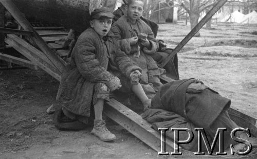 Maj 1942, Wrewskoje, Uzbekistan, ZSRR.
Dzieci, które dotarły do formującej się Armii Andersa, chłopcy w łachmanach jedzący chleb.
Fot. inż. Ostrowski, Instytut Polski im. Gen. Sikorskiego w Londynie [album negatywowy A-I ROSJA] - płachta 27
