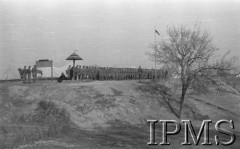 Kwiecień 1942, Jangi-Jul, Uzbekistan, ZSRR.
Zbiórka na placu w dwuszeregu.
Fot. inż. Ostrowski, Instytut Polski im. Gen. Sikorskiego w Londynie [album negatywowy A-I ROSJA] - płachta 28